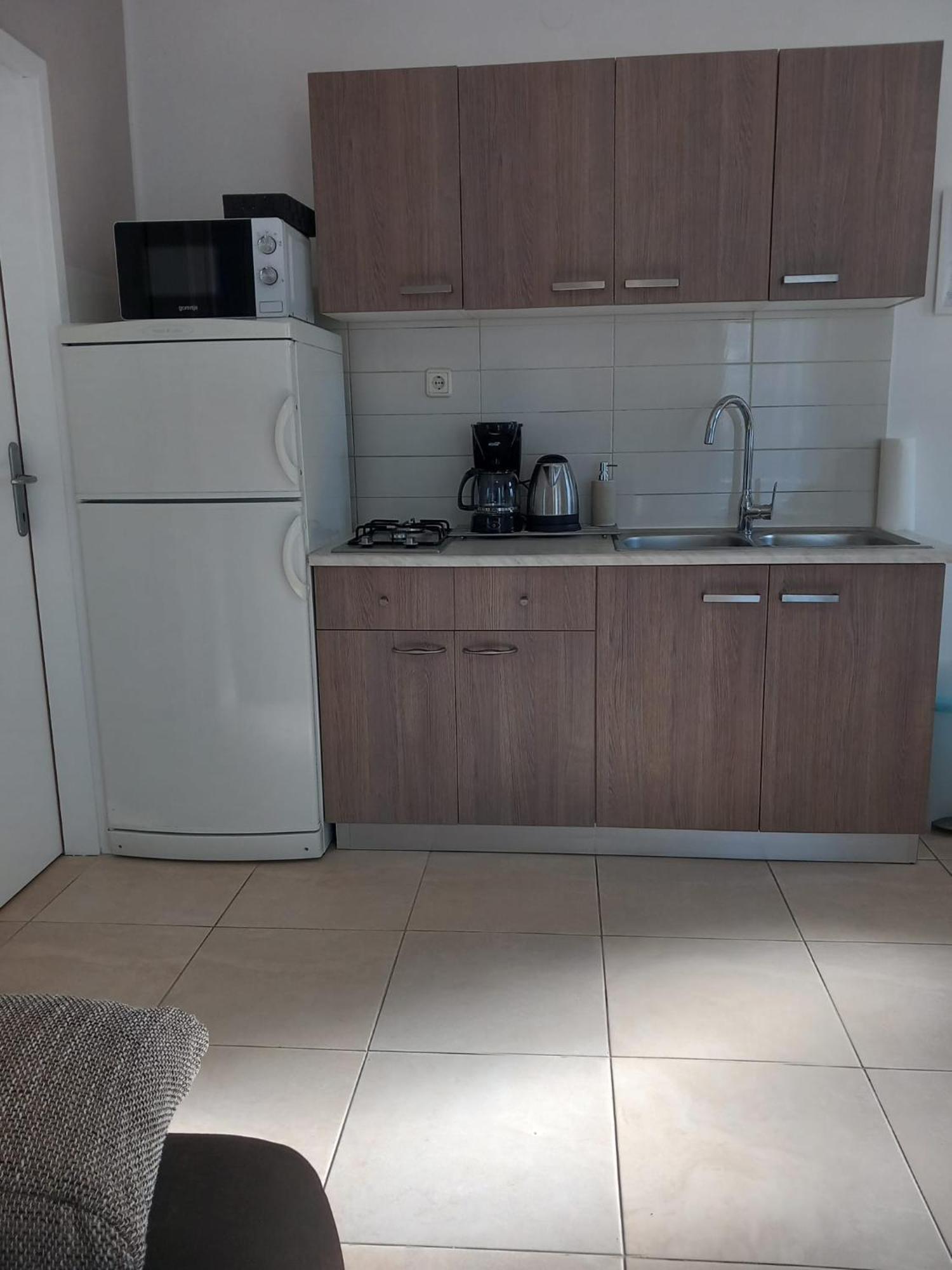 Apartmani Hermes ヤドリヤ エクステリア 写真
